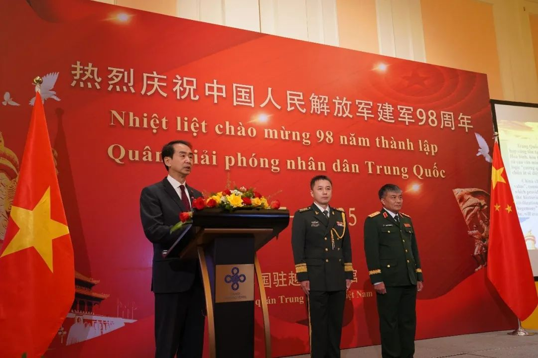 何炜大使（左一）在招待会上致辞。中国驻越南大使馆供图